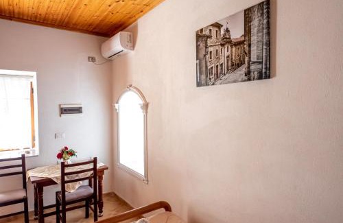 Gjirokaster Casa | Guest House Garden