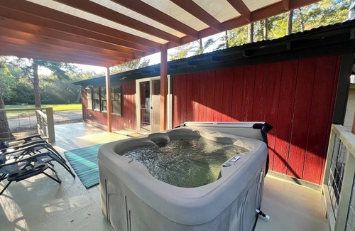 Kennard Cabina | GUEST HOUSE "GROOVY" PRIVATE HOT TUB ON DECK, WIFI, ROKU.