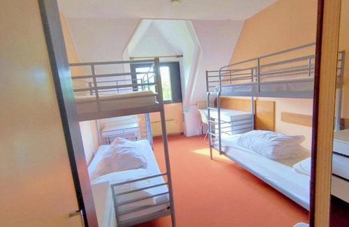 Cathervielle Casa | Casa de huéspedes 'La Vingt-Sept - Chambre 4 Pers' con vistas a la montaña, terraza y jardín privado