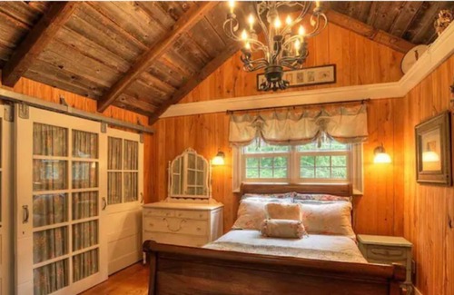 Olmsted Falls Casa | Guest house on a Riverfront Estate