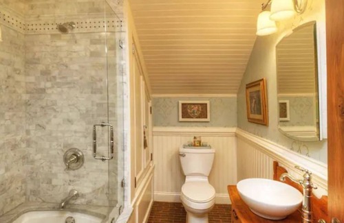 Olmsted Falls Casa | Guest house on a Riverfront Estate