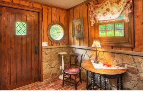 Olmsted Falls Casa | Guest house on a Riverfront Estate