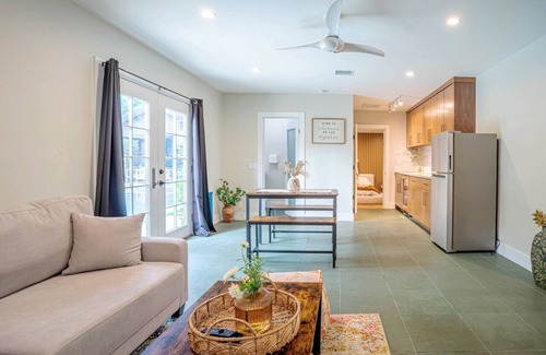 Sherman Oaks Casa | guest house private entry patio garden