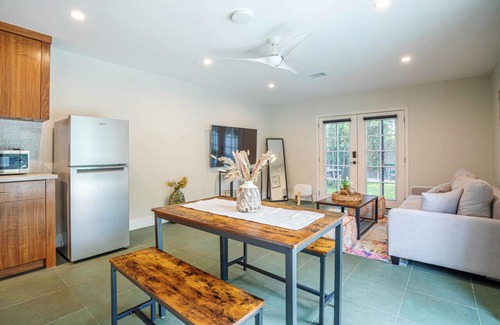 Sherman Oaks Casa | guest house private entry patio garden