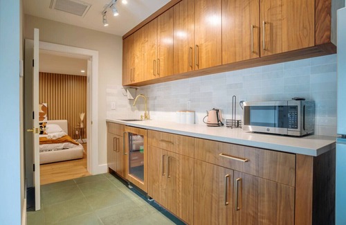 Sherman Oaks Casa | guest house private entry patio garden