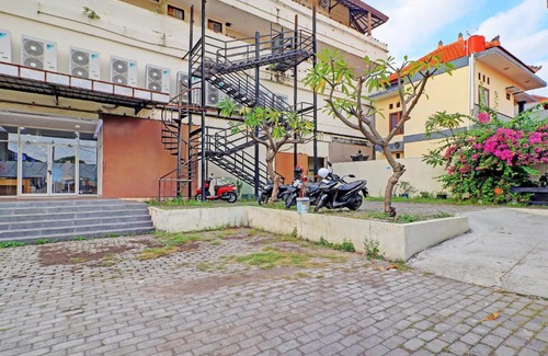 Raya Kuta Hotel | Guest House Simalem