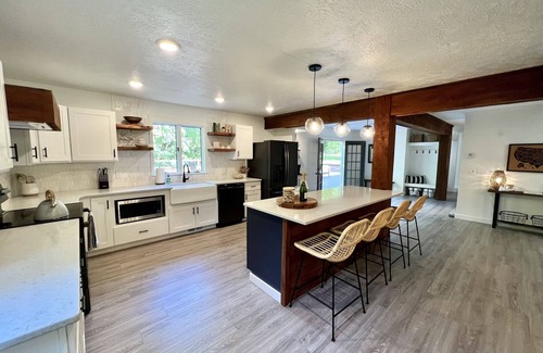 Mountain Home Casa | Guest House w/ Pool and Hot Tub! 10min away from Lake Norfork!