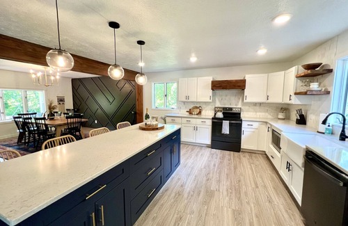 Mountain Home Casa | Guest House w/ Pool and Hot Tub! 10min away from Lake Norfork!