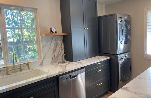 Woodland Hills Casa | Guest house w/ private entry - 2 Bed/1 Bath - Large pool - Ample street parking