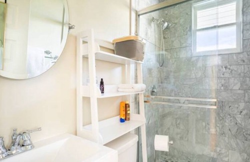 West University Apartamento | Guest House with 2 bedrooms, 1 bath, private garage - walking distance from UofA