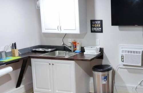Noblesville Casa | Guest House with Private Entrance- walk to Downtown Noblesville