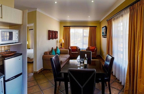 Humewood Cama Y Desayuno | Guest Lodge, cama doble y sofá cama para máximo 4 huéspedes, cerca de Port Elizabeth