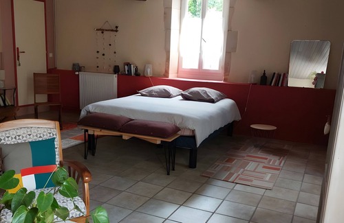 Saint-Romain-de-Benet Cama Y Desayuno | Guest Room Les Capucines – Comfort and Authenticity in Saint-Romain-de-Benet