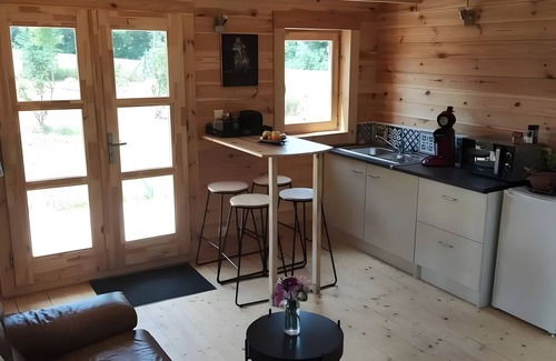 Varen Chalet De Esquí | Guest Room 'Au Chant Des Oiseaux - Rouge Gorge -' in Varen, Wood-Fired Pizza and Wi-Fi
