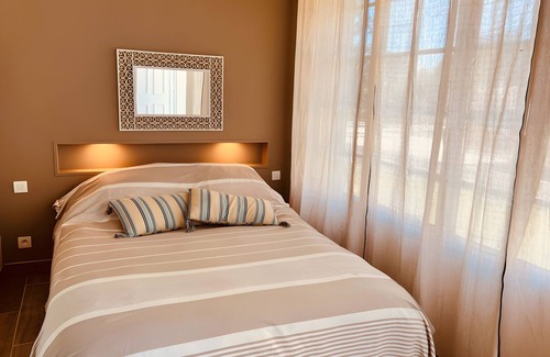 Nans-les-Pins Cama Y Desayuno | Guest Room 'Bleuets' with Mountain View, Wi-Fi and Air Conditioning