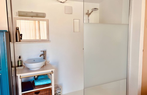 Nans-les-Pins Cama Y Desayuno | Guest Room 'Bleuets' with Mountain View, Wi-Fi and Air Conditioning