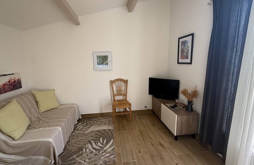 Nans-les-Pins Cama Y Desayuno | Guest Room 'Bleuets' with Mountain View, Wi-Fi and Air Conditioning
