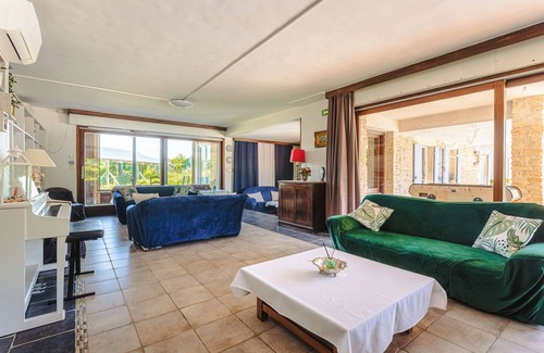 Genouille Cama Y Desayuno | Habitación de huéspedes 'Emeraude' con piscina compartida, Wi-Fi y aire acondicionado
