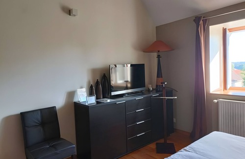 Beaumont-sur-Grosne Cama Y Desayuno | Casa de huéspedes «Chambre Chocolat» con piscina compartida, terraza compartida y Wi-Fi