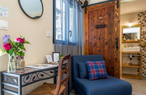 Saint-Pons Cama Y Desayuno | Guest Room 'La Forge' with Mountain View, Shared Pool and Wi-Fi