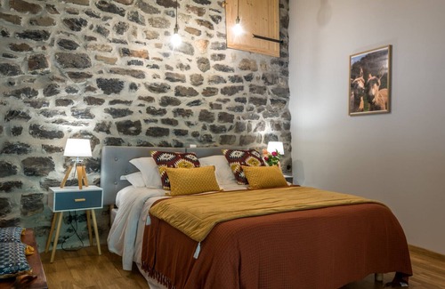 Saint-Pons Cama Y Desayuno | Guest Room 'La Grange 2' with Mountain View, Shared Pool and Wi-Fi