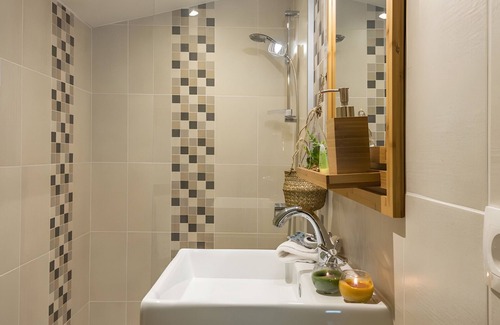 Saint-Pons Cama Y Desayuno | Guest Room 'La Grange 2' with Mountain View, Shared Pool and Wi-Fi