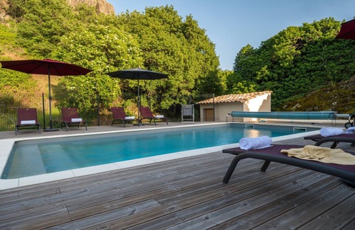 Saint-Pons Cama Y Desayuno | Guest Room 'La Grange 2' with Mountain View, Shared Pool and Wi-Fi