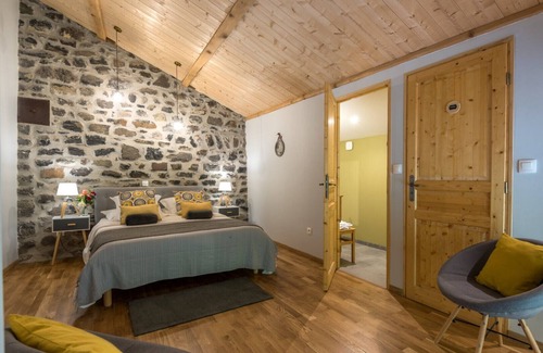 Saint-Pons Cama Y Desayuno | Habitación de huéspedes 'La Grange 1' con vistas a la montaña, piscina compartida y Wi-Fi