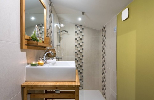 Saint-Pons Cama Y Desayuno | Habitación de huéspedes 'La Grange 1' con vistas a la montaña, piscina compartida y Wi-Fi