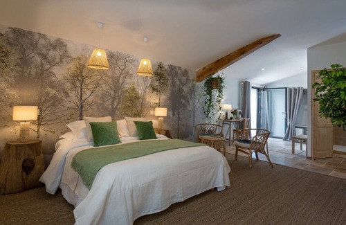 Saint-Pons Cama Y Desayuno | Habitación de huéspedes 'Le Grenier' con vistas a la montaña, piscina compartida y Wi-Fi