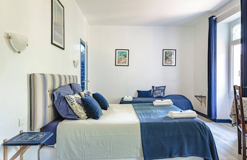 Genouille Cama Y Desayuno | Habitación de huéspedes 'Saphir' con vistas al lago, Wi-Fi y aire acondicionado
