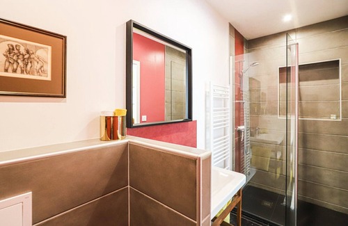 Arcangues Cama Y Desayuno | Guest Room 'Txori Etxea - Yellow Room' with Pool, Breakfast