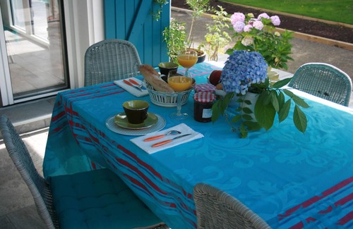 Arcangues Cama Y Desayuno | Guest Room 'Txori Etxea - Yellow Room' with Pool, Breakfast