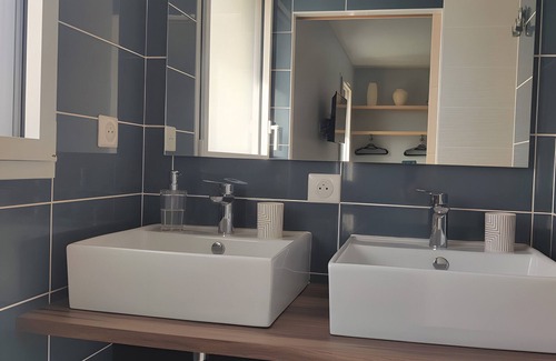 Pornic Cama Y Desayuno | Habitaciones de huéspedes 'Bains de Mer' con jardín común, balcón y Wi-Fi