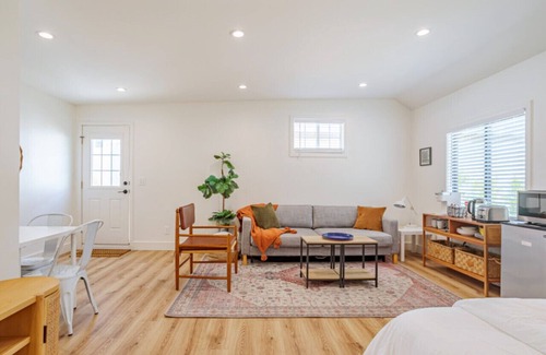 Valley Glen Casa | Guest Studio Universal private entry