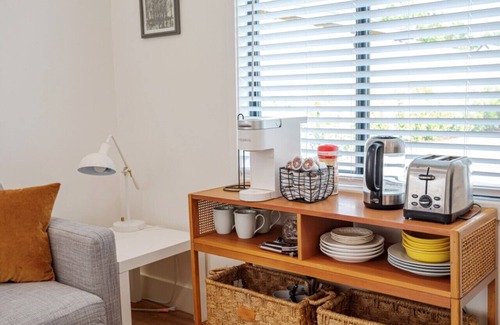 Valley Glen Casa | Guest Studio Universal private entry
