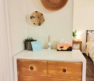 Mount Keira Casa | Guest suite-2 beds,private entry, bathroom & laundry