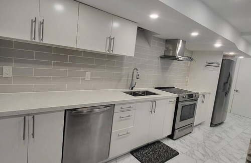 Churchill Meadows Apartamento | Guest Suite Apartment with Parking