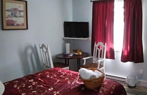 Abbotsford Casa | Guest Suite Private Retreat for 2 Guests With AC - 4 Units Available