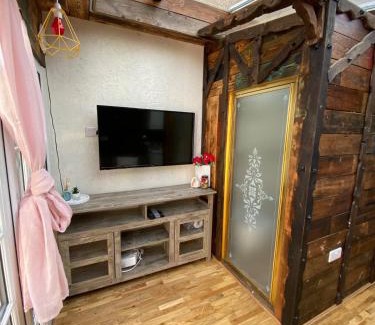 Barkingside Apartamento | Guest suite with hot tub and sauna