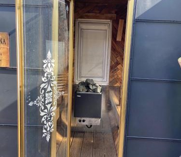 Barkingside Apartamento | Guest suite with hot tub and sauna