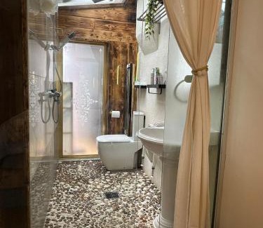 Barkingside Apartamento | Guest suite with hot tub and sauna