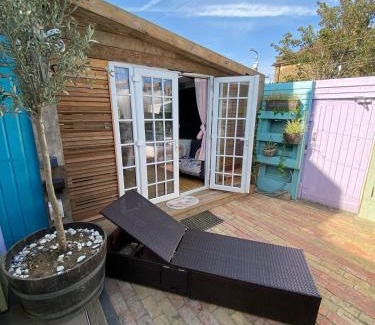 Barkingside Apartamento | Guest suite with hot tub and sauna