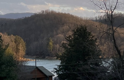 Abingdon Casa | Guest suite with lake and mountain views along with lake access.