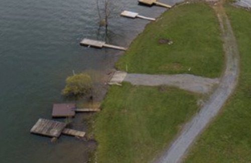 Abingdon Casa | Guest suite with lake and mountain views along with lake access.