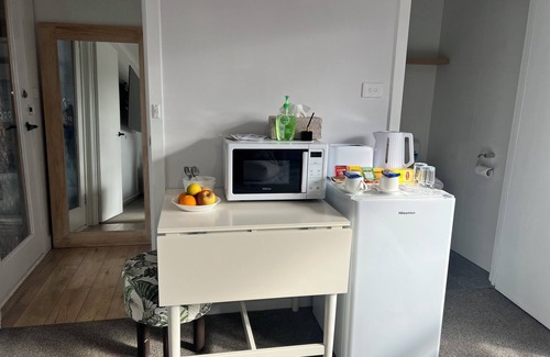 Westmeadows Apartamento | Guest Suite with Private Entrance- 6 Minutes to Airport!