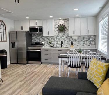 Idaho Falls Apartamento | Guest Suites 1998 #3 - Cheerful 1 bedroom 1 bath Suite