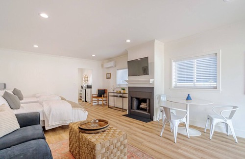 Sherman Oaks Condominio | Guest unit Universal hot tub fire pit