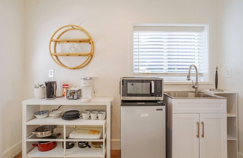 Sherman Oaks Condominio | Guest unit Universal hot tub fire pit