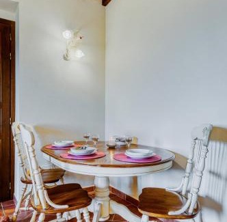 Castiglione del Lago Apartamento | GuestHost - Il Glicine, apt with garden and pool